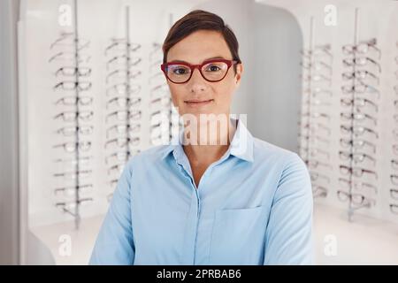Ihnen zu helfen, ist meine Priorität. Porträt einer selbstbewussten jungen Frau, die in einem Büro für Optometristen arbeitet. Stockfoto