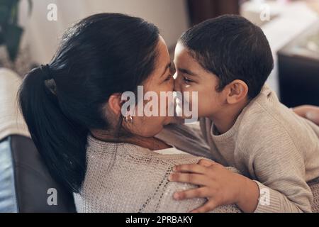 In den Augen eines Kindes findet eine Mutter das Paradies. Ein entzückender kleiner Junge verbringt viel Zeit mit seiner Mutter zu Hause. Stockfoto