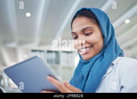 Wissenschaft ist der Schlüssel zur Innovation. Ein junger Wissenschaftler, der ein digitales Tablet im Labor nutzt. Stockfoto