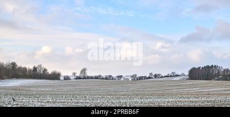 Winterzeit auf dem Land - Dänemark. Dänische Ackerland im Winter. Stockfoto