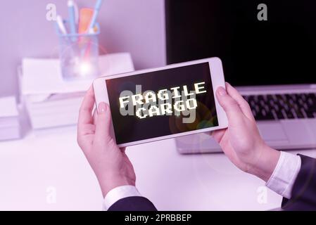 Schrift mit Text Fragile Cargo. Business Showcase zerbrechlicher Griff mit Care Luftpolsterfolie Glas Gefahrgut sitzende Geschäftsfrau mit Mobiltelefon mit wichtigen Nachrichten. Stockfoto