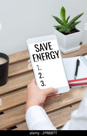 Konzeptionelle Beschriftung Energie sparen. Geschäftsidee, die den Machtverbrauch verringert, um ein ähnliches Ergebnis zu erzielen Geschäftsfrau, die quälende Informationen auf dem Handy präsentiert. Stockfoto