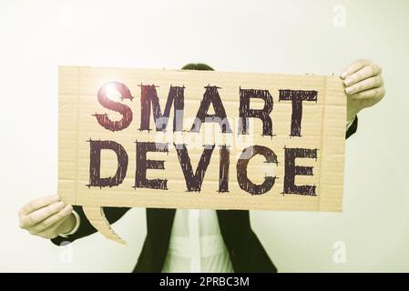 Textbeschriftung für Smart Device. Word für Electronic Gadget, das eine Verbindung zum Teilen und Interagieren mit Geschäftsleuten des Benutzers herstellt, die eine Sprechblase mit wichtigen Nachrichten halten. Stockfoto