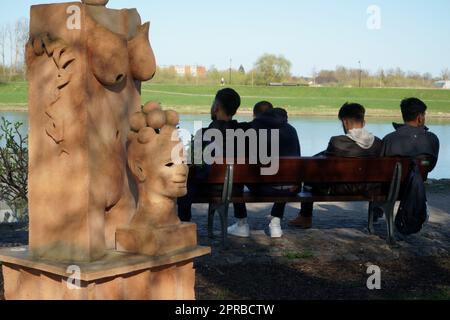 Jelgava, Lettland - 22. April 2023. Großformatige Feuerkultur, die als Teil der Plein-Air-Ausstellung von Keramik-Feuerskulpturen auf Pa geschaffen wurde Stockfoto