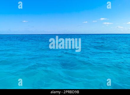 Blaue türkisfarbene Wasserwellen Ozean und Meeresstruktur Muster Mexiko. Stockfoto