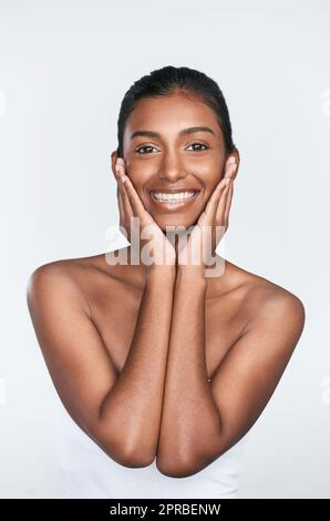 Niemand kümmert sich um Ihre Haut wie Sie. Eine schöne junge Frau posiert vor einem weißen Hintergrund. Stockfoto