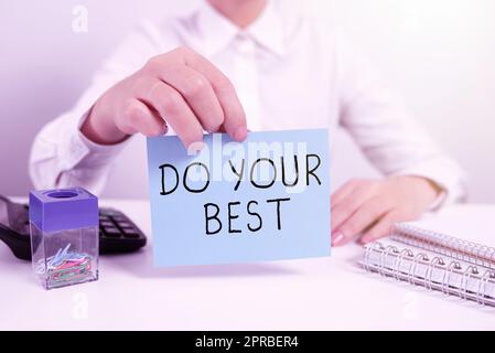 Text mit Inspiration Do Your Best. Ein Wort zur Ermutigung, dass Sie sich sehr bemüht haben, Ihre Ziele zu erreichen. Geschäftsfrau, die eine Notiz mit einer wichtigen Nachricht auf dem Büroschreibtisch hält. Stockfoto