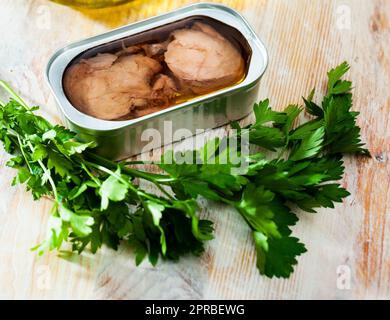 Meeresfrüchte aus der Dose - geräucherte Leber von Kabeljau Stockfoto