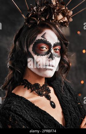 In den Geist von halloween eintauchen. Verkürztes Porträt einer attraktiven jungen Frau in ihrem Halloween-Kostüm im mexikanischen Stil. Stockfoto