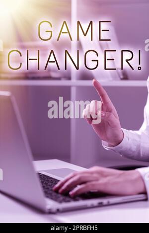 Textzeichen mit „Game Changer“. Word for Sports Data Scorekeeper Gamestreams Live Scores Team Admins Frau schreibt Updates auf dem Laptop und zeigt mit einem Finger auf neue Ideen. Stockfoto