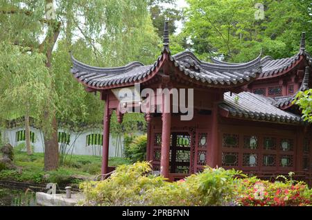 HAREN, NIEDERLANDE - 23. MAI 2022: Wunderschöne Aussicht auf die orientalische Gartenlaube in der Nähe des Teichs im chinesischen Garten Stockfoto