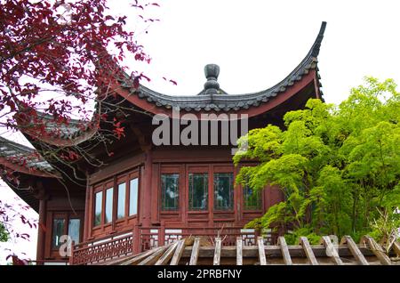 HAREN, NIEDERLANDE - 23. MAI 2022: Wunderschöner Blick auf das orientalische Gebäude im chinesischen Garten Stockfoto