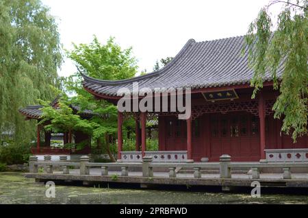 HAREN, NIEDERLANDE - 23. MAI 2022: Wunderschöner Blick auf das orientalische Gebäude in der Nähe des Teiches im chinesischen Garten Stockfoto