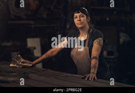 Gib mir jeden Tag Werkzeuge über Tiaras. Porträt einer selbstbewussten jungen Frau, die in einer Gießerei arbeitet. Stockfoto