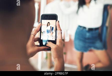 Klicken Sie auf den Link, um diese online zu kaufen. Eine Bloggerin, die ihr Foto auf einem Smartphone gemacht hat. Stockfoto