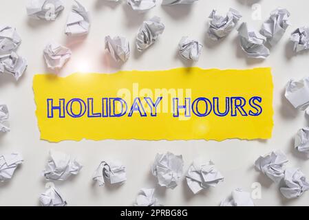 Inspiration mit Schild „Holiday Hours“. Konzept Bedeutung Plan 24 or7 halber Tag heute Last Minute verspäteter Abschluss zerknitterte Notizen alles überschrieben wichtige Informationen auf Papier. Stockfoto