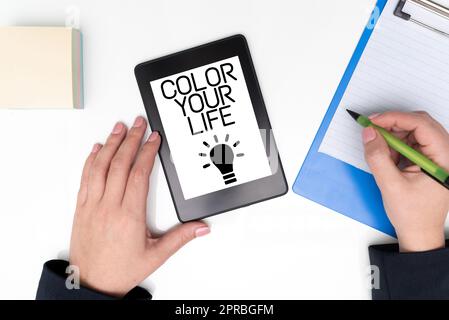 Text mit Inspiration Farbe dein Leben. Internetkonzept Make Your Days Colour Be fröhlich Motivation inspiriertes Tablet mit wichtiger Nachricht am Schreibtisch mit Haftnotizen und Clipboard. Stockfoto