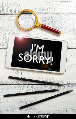 Inspiration mit dem Zeichen „Es tut mir leid“. Business-Showcase, um jemanden um Vergebung zu bitten, den Sie unbeabsichtigt verletzt haben Tablet-Bildschirm mit neuen Ideen mit Lupe und Bleistiften in der Nähe. Stockfoto