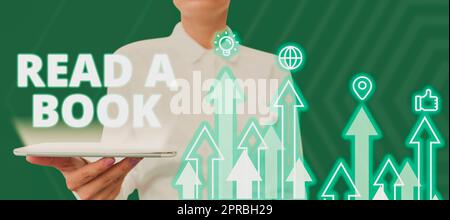 Konzeptionelle Anzeige Lesen Sie Ein Buch. Internet-Konzept Genießen Sie Literatur traditionelle Aktivitäten lernen Sie neue Dinge Frau hält Tablet und präsentiert digitale Pfeile mit Geschäftsdaten. Stockfoto