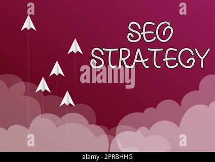 Handschriftliches Schild Seo Strategy. Geschäftsüberblick Techniken und Taktiken, um die Besucherzahlen einer Website zu erhöhen fünf Papierflugzeuge fliegen den Himmel hinauf, umgeben von Wolken, um Ziele zu erreichen. Stockfoto