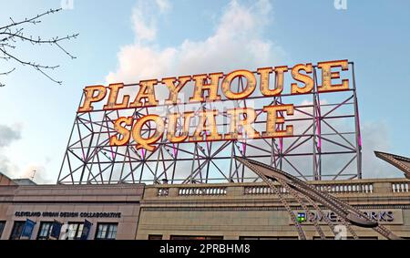 Ein Retro Playhouse Square-Schild auf einer Gebäudedecke im Playhouse Square Theater District in Cleveland, Ohio, USA. Stockfoto