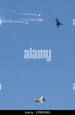Tel Aviv, Israel. 26. April 2023. Jets treten am 26. April 2023 auf einer Flugshow zum israelischen Unabhängigkeitstag in Tel Aviv, Israel, auf. Israel feierte seinen Unabhängigkeitstag von Dienstagabend bis Mittwochabend. Israel erklärte seine Unabhängigkeit am 14. Mai 1948, aber es ist der Unabhängigkeitstag, der jedes Jahr an verschiedenen Tagen auf der Grundlage des hebräischen Kalenders stattfindet. Kredit: Chen Junqing/Xinhua/Alamy Live News Stockfoto