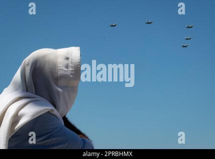 Tel Aviv, Israel. 26. April 2023. Ein Mann schaut sich eine Flugshow an, die den israelischen Unabhängigkeitstag am 26. April 2023 in Tel Aviv, Israel, feiert. Israel feierte seinen Unabhängigkeitstag von Dienstagabend bis Mittwochabend. Israel erklärte seine Unabhängigkeit am 14. Mai 1948, aber es ist der Unabhängigkeitstag, der jedes Jahr an verschiedenen Tagen auf der Grundlage des hebräischen Kalenders stattfindet. Kredit: Chen Junqing/Xinhua/Alamy Live News Stockfoto