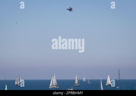 Tel Aviv, Israel. 26. April 2023. Ein Kampfjet tritt am 26. April 2023 auf einer Flugshow zum israelischen Unabhängigkeitstag in Tel Aviv, Israel, auf. Israel feierte seinen Unabhängigkeitstag von Dienstagabend bis Mittwochabend. Israel erklärte seine Unabhängigkeit am 14. Mai 1948, aber es ist der Unabhängigkeitstag, der jedes Jahr an verschiedenen Tagen auf der Grundlage des hebräischen Kalenders stattfindet. Kredit: Chen Junqing/Xinhua/Alamy Live News Stockfoto
