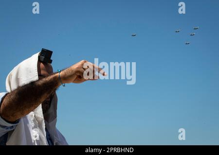 Tel Aviv, Israel. 26. April 2023. Ein Mann schaut sich eine Flugshow an, die den israelischen Unabhängigkeitstag am 26. April 2023 in Tel Aviv, Israel, feiert. Israel feierte seinen Unabhängigkeitstag von Dienstagabend bis Mittwochabend. Israel erklärte seine Unabhängigkeit am 14. Mai 1948, aber es ist der Unabhängigkeitstag, der jedes Jahr an verschiedenen Tagen auf der Grundlage des hebräischen Kalenders stattfindet. Kredit: Chen Junqing/Xinhua/Alamy Live News Stockfoto