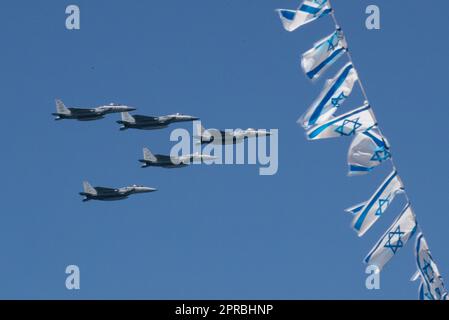 Tel Aviv, Israel. 26. April 2023. Jets treten am 26. April 2023 auf einer Flugshow zum israelischen Unabhängigkeitstag in Tel Aviv, Israel, auf. Israel feierte seinen Unabhängigkeitstag von Dienstagabend bis Mittwochabend. Israel erklärte seine Unabhängigkeit am 14. Mai 1948, aber es ist der Unabhängigkeitstag, der jedes Jahr an verschiedenen Tagen auf der Grundlage des hebräischen Kalenders stattfindet. Kredit: Chen Junqing/Xinhua/Alamy Live News Stockfoto