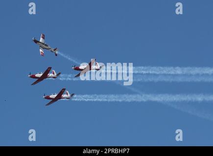 Tel Aviv, Israel. 26. April 2023. Flugzeuge des israelischen Air Force Aerobatic Teams treten am 26. April 2023 auf einer Flugshow zum israelischen Unabhängigkeitstag in Tel Aviv, Israel, auf. Israel feierte seinen Unabhängigkeitstag von Dienstagabend bis Mittwochabend. Israel erklärte seine Unabhängigkeit am 14. Mai 1948, aber es ist der Unabhängigkeitstag, der jedes Jahr an verschiedenen Tagen auf der Grundlage des hebräischen Kalenders stattfindet. Kredit: Chen Junqing/Xinhua/Alamy Live News Stockfoto