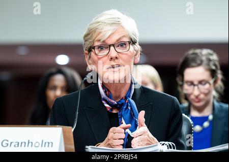 Washington, Usa. 26. April 2023. USA Energieminister Jennifer Granholm spricht bei einer Anhörung des Senatsausschusses für Armed Services im US-Kapitol. (Foto: Michael Brochstein/Sipa USA) Guthaben: SIPA USA/Alamy Live News Stockfoto