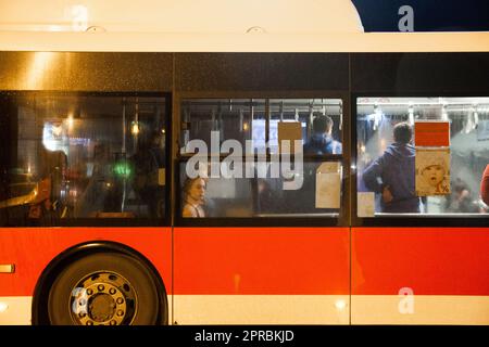 Ein ukrainisches Mädchen, das zu Fuß über Shehyni Ukraine nach Medyka Polen gereist ist, sitzt in einem Bus und wartet darauf, am 2022. April in ein Flüchtlingshaus gebracht zu werden Stockfoto