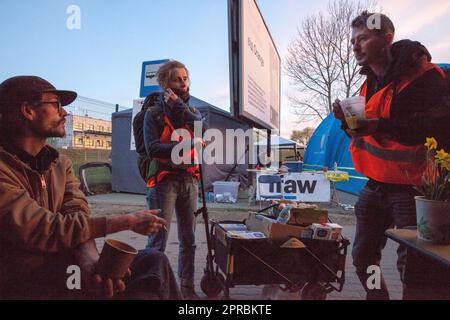 Helfer diskutieren über die Zahl der ukrainischen Flüchtlinge, die von der Shehyni Ukraine nach polen überqueren sollen. Stockfoto