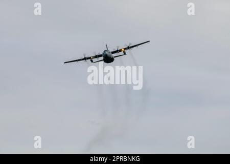 Eine niederländische C-130 der Black Bulls, das 336. Geschwader, Air Mobility Command, Royal Netherlands Air Force in Eindhoven, führt am 16. März 2023 auf dem Luftwaffenstützpunkt Chièvres, Belgien, Überflüge in geringer Höhe durch. (USA Armeefoto von Pierre-Etienne Courtejoie) Stockfoto
