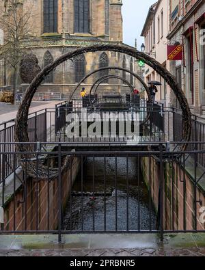 Einer der Kanäle von Colmar, Frankreich, neben der Rue de l'glise, die nach St. Kirche MartinÕs. Stockfoto