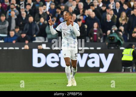 Joel Matip von Liverpool reagiert auf die Entscheidung des Schiedsrichters während des Premier League-Spiels zwischen West Ham United und Liverpool im London Stadium in Stratford am Mittwoch, den 26. April 2023. (Foto: Ivan Yordanov | MI News) Guthaben: MI News & Sport /Alamy Live News Stockfoto