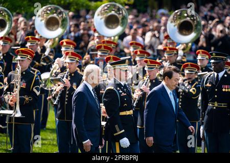 Washington, DC, USA. 26. April 2023. US-Präsident Joe Biden, Left, und Yoon Suk Yeol, Präsident Südkoreas, überprüfen Truppen bei einer Ankunftszeremonie während eines Staatsbesuchs mit dem südlichen Rasen des Weißen Hauses in Washington, DC, USA, am Mittwoch, den 26. April, 2023. Die USA werden die Abschreckung, die sie Südkorea gegen nukleare Bedrohungen gewähren, verstärken und sich von Seoul die Zusage sichern, ihre Zusagen einzuhalten, ihr eigenes Atomwaffenarsenal nicht zu verfolgen. Kredit: Al Drago/Pool über CNP/dpa/Alamy Live News Stockfoto