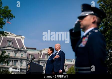 Washington, DC, USA. 26. April 2023. US-Präsident Joe Biden, rechts, und Yoon Suk Yeol, Präsident Südkoreas, bei einer Ankunftszeremonie während eines Staatsbesuchs mit dem südlichen Rasen des Weißen Hauses in Washington, DC, USA, am Mittwoch, den 26. April, 2023. Die USA werden die Abschreckung, die sie Südkorea gegen nukleare Bedrohungen gewähren, verstärken und sich von Seoul die Zusage sichern, ihre Zusagen einzuhalten, ihr eigenes Atomwaffenarsenal nicht zu verfolgen. Kredit: Al Drago/Pool über CNP/dpa/Alamy Live News Stockfoto