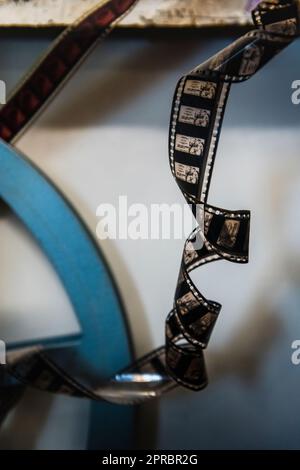 35-mm-Folie hängt verdreht und gedreht Stockfoto