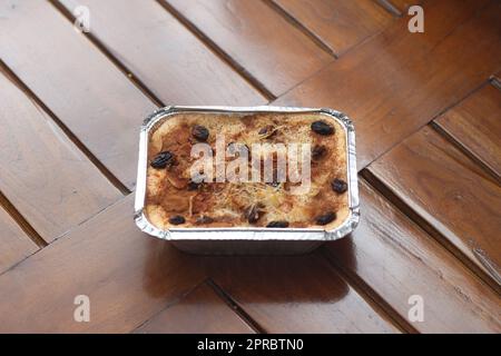 Eine Nahaufnahme von Klapertart, ein typisches Essen aus Manado, Indonesien. Aus jungen Kokosnussfleisch, Zucker, Mehl, Mandeln, Milch, Butter, Eier, Zinn Stockfoto