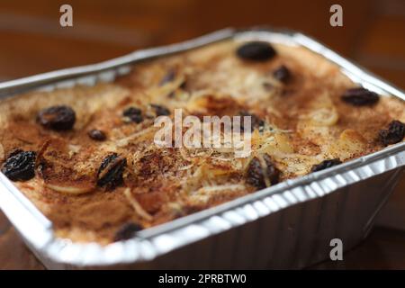 Eine Nahaufnahme von Klapertart, ein typisches Essen aus Manado, Indonesien. Aus jungen Kokosnussfleisch, Zucker, Mehl, Mandeln, Milch, Butter, Eier, Zinn Stockfoto