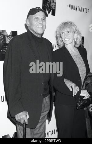 Harry Belafonte und Frau Pamela Frank besuchen am 13. Oktober 2011 die Eröffnungsvorstellung von "The Mountaintop" im Bernard B. Jacobs Theater in New York City. Foto: Henry McGee/MediaPunch Stockfoto