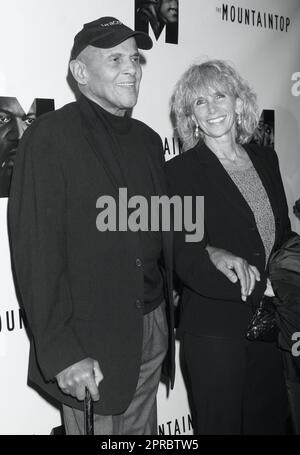 Harry Belafonte und Frau Pamela Frank besuchen am 13. Oktober 2011 die Eröffnungsvorstellung von "The Mountaintop" im Bernard B. Jacobs Theater in New York City. Foto: Henry McGee/MediaPunch Stockfoto