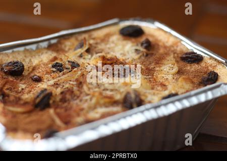 Eine Nahaufnahme von Klapertart, ein typisches Essen aus Manado, Indonesien. Aus jungen Kokosnussfleisch, Zucker, Mehl, Mandeln, Milch, Butter, Eier, Zinn Stockfoto