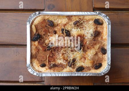 Eine Nahaufnahme von Klapertart, ein typisches Essen aus Manado, Indonesien. Aus jungen Kokosnussfleisch, Zucker, Mehl, Mandeln, Milch, Butter, Eier, Zinn Stockfoto