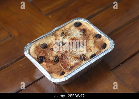 Eine Nahaufnahme von Klapertart, ein typisches Essen aus Manado, Indonesien. Aus jungen Kokosnussfleisch, Zucker, Mehl, Mandeln, Milch, Butter, Eier, Zinn Stockfoto