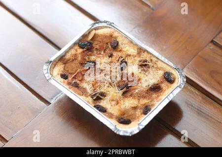 Eine Nahaufnahme von Klapertart, ein typisches Essen aus Manado, Indonesien. Aus jungen Kokosnussfleisch, Zucker, Mehl, Mandeln, Milch, Butter, Eier, Zinn Stockfoto