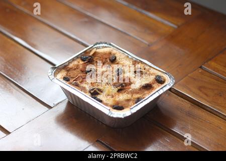 Eine Nahaufnahme von Klapertart, ein typisches Essen aus Manado, Indonesien. Aus jungen Kokosnussfleisch, Zucker, Mehl, Mandeln, Milch, Butter, Eier, Zinn Stockfoto