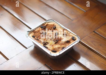 Eine Nahaufnahme von Klapertart, ein typisches Essen aus Manado, Indonesien. Aus jungen Kokosnussfleisch, Zucker, Mehl, Mandeln, Milch, Butter, Eier, Zinn Stockfoto